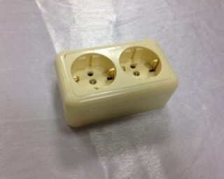 Розетка карболитовая 2-я с заземлением,белая