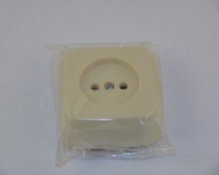 Розетка РА10-007 с фарф. осн. квадратная/круглая, белая Ливны