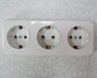 Эл.розетка о/у с з/к 3-х местная РА16-243 36/40/